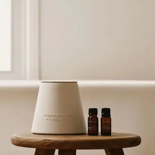 Aromatherapy-Associates-The-Atomiser-Connect-dwukomorowy-dyfuzor-olejkow-esencjonalnych.webp